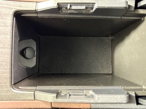 Used 2023 Toyota Venza XLE AWD/4WD image 43