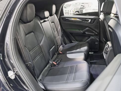 Used 2022 Porsche Cayenne S AWD/4WD image 32