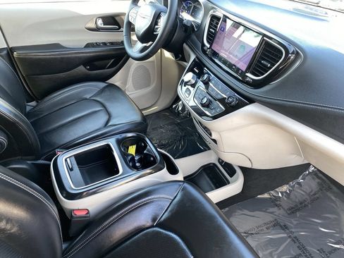 Used 2023 Chrysler Pacifica Touring-L FWD image 9