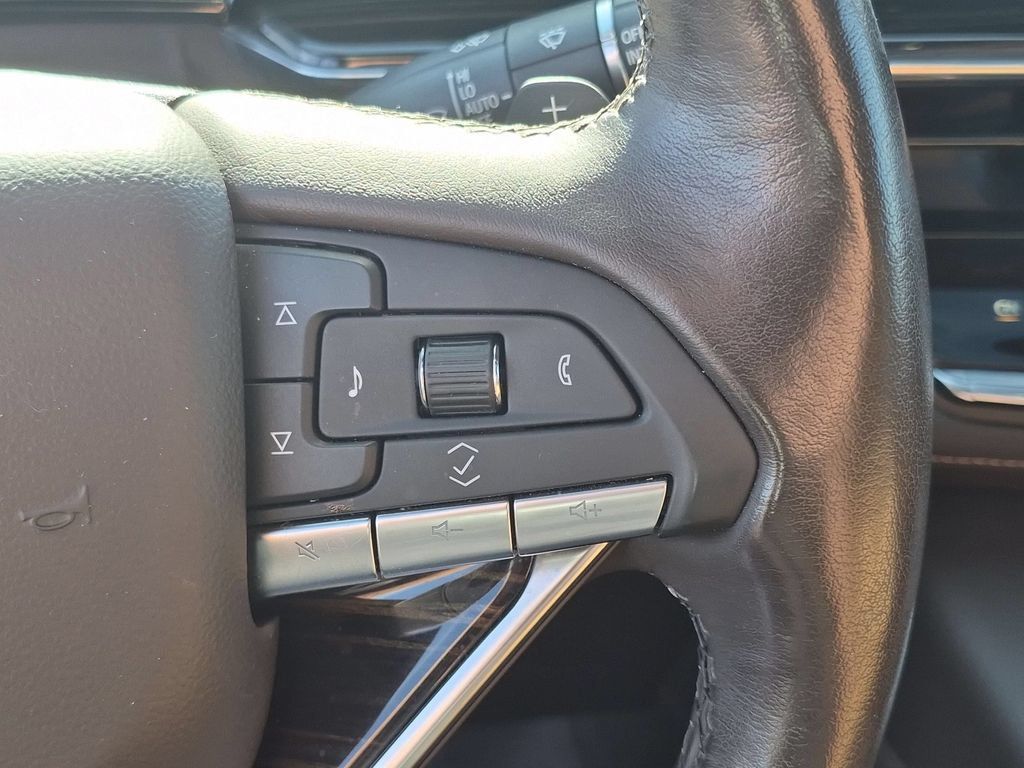 Used 2021 Cadillac Escalade Premium Luxury AWD/4WD image 17
