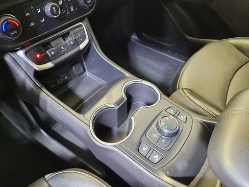 Used 2024 GMC Terrain SLT image 26