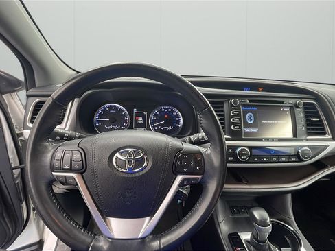 Used 2017 Toyota Highlander Plus FWD image 22