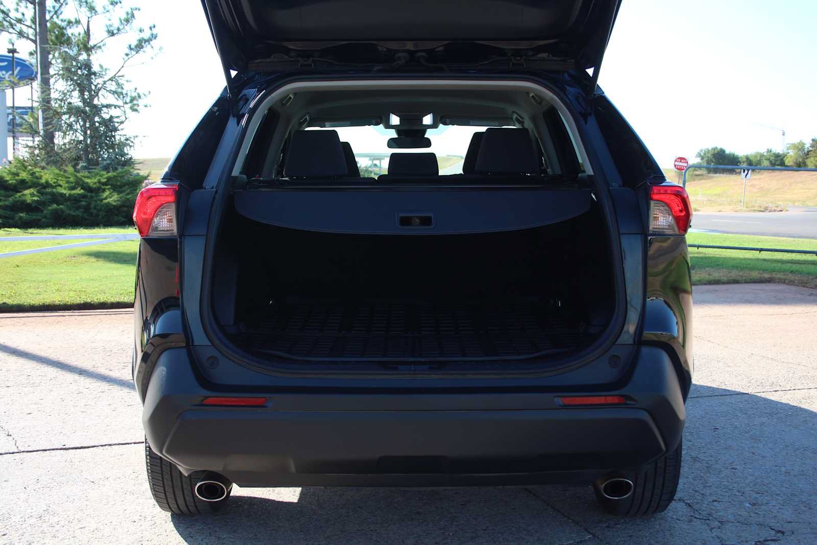 Used 2020 Toyota RAV4 XLE FWD image 10