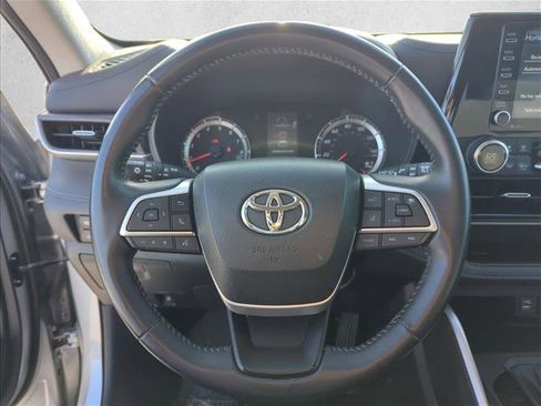 Used 2022 Toyota Highlander LE image 12