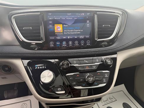 Used 2018 Chrysler Pacifica Limited FWD image 28