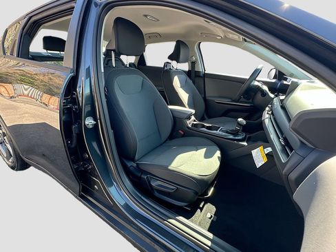 New 2025 Kia K4 LXS image 25