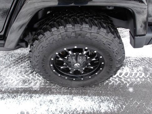 Used 2015 Jeep Wrangler Unlimited Rubicon image 23