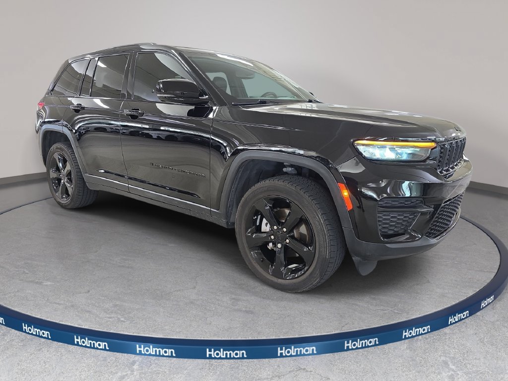 Used 2024 Jeep Grand Cherokee Altitude AWD/4WD image 4