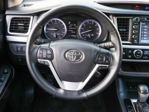 Used 2017 Toyota Highlander Limited AWD/4WD image 8