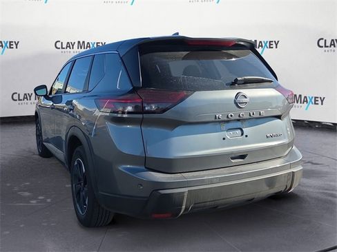 Used 2024 Nissan Rogue SV image 3