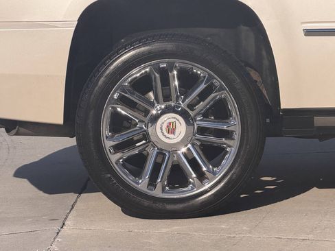 Used 2011 Cadillac Escalade Platinum AWD/4WD image 30