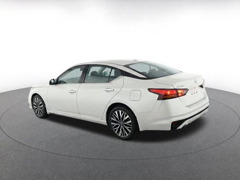 Used 2025 Nissan Altima 2.5 SV FWD image 7