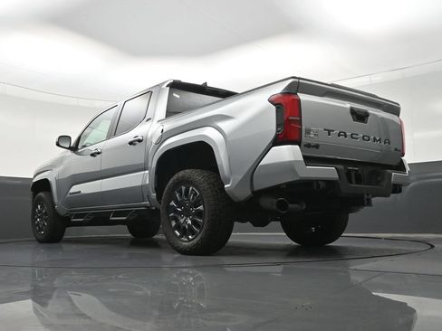 Used 2025 Toyota Tacoma SR5 AWD/4WD image 25
