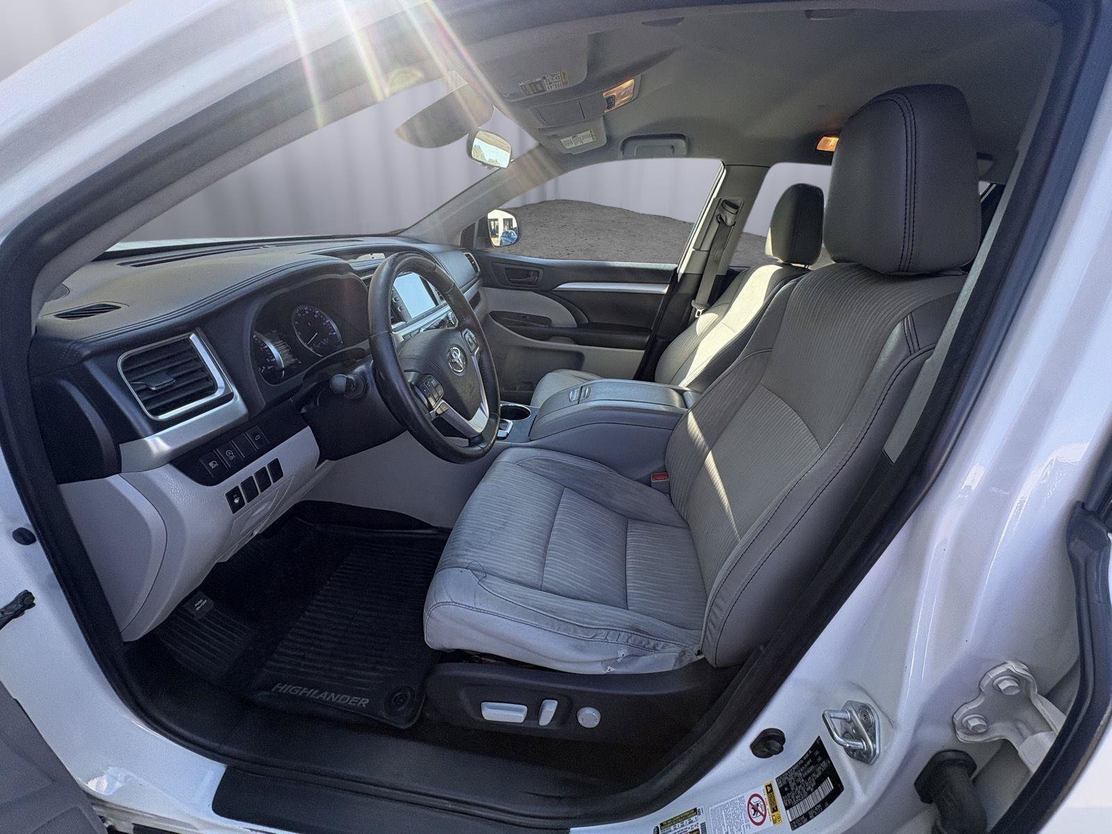 Used 2018 Toyota Highlander Plus AWD/4WD image 27