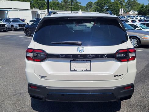 New 2026 Honda Pilot Sport image 3