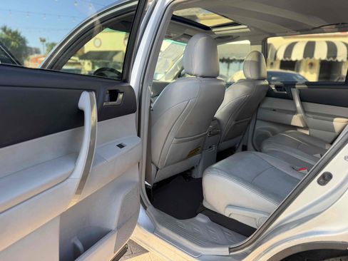 Used 2012 Toyota Highlander SE w/ Tow Pkg FWD image 20