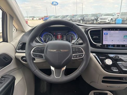 Used 2023 Chrysler Pacifica Touring-L FWD image 13