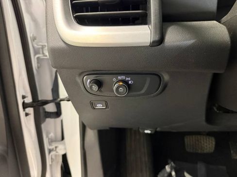 Used 2024 GMC Terrain SLE w/ Driver Convenience Package FWD image 17