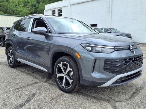 New 2025 Volkswagen Tiguan SE image 2