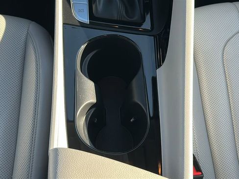 Used 2025 Hyundai Elantra Limited image 29