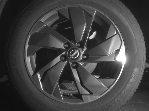 Used 2025 Nissan Rogue SV image 14