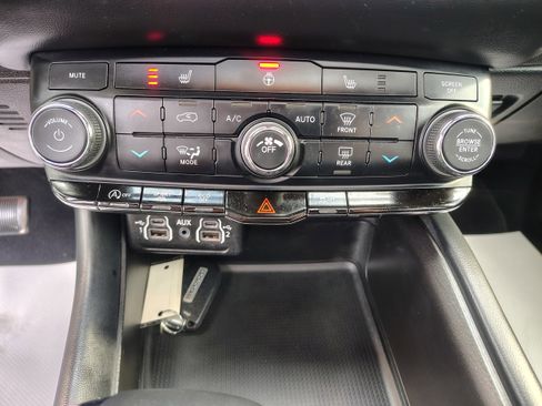 Certified 2024 Dodge Durango SXT image 36