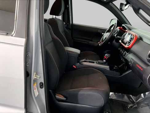 Used 2019 Toyota Tacoma TRD Off-Road AWD/4WD image 8