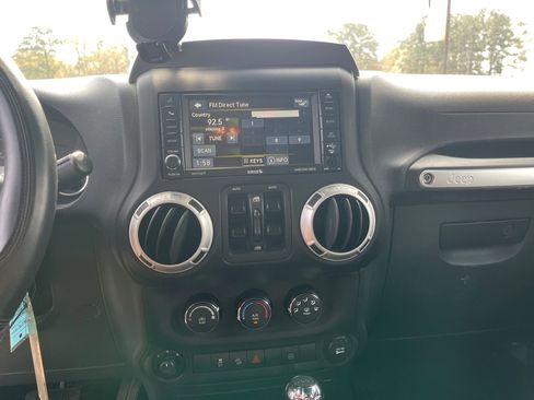 Used 2012 Jeep Wrangler Unlimited Sahara w/ Connectivity Group image 17