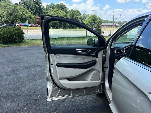 Used 2018 Ford Edge Titanium w/ Equipment Group 301A FWD image 26