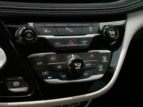 Used 2023 Chrysler Pacifica Touring-L FWD image 23