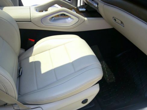 Used 2024 Mercedes-Benz GLS 450 4MATIC image 36