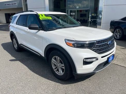 Used 2022 Ford Explorer XLT w/ Equipment Group 202A AWD/4WD image 2