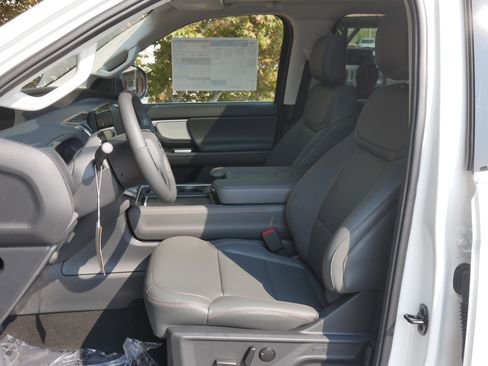 New 2025 Ford Expedition Active image 3