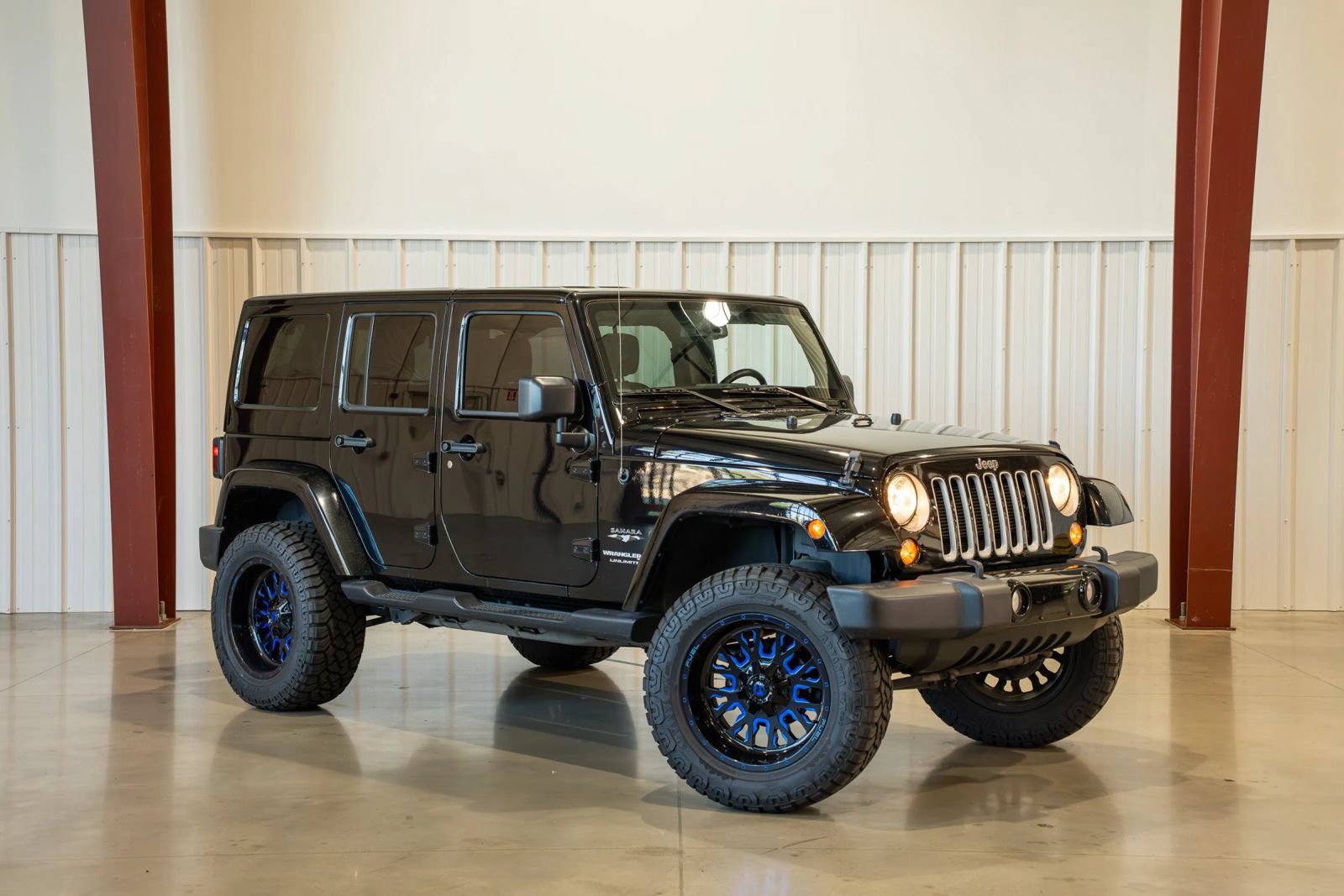 Used 2018 Jeep Wrangler Unlimited Sahara w/ Connectivity Group AWD/4WD image 1