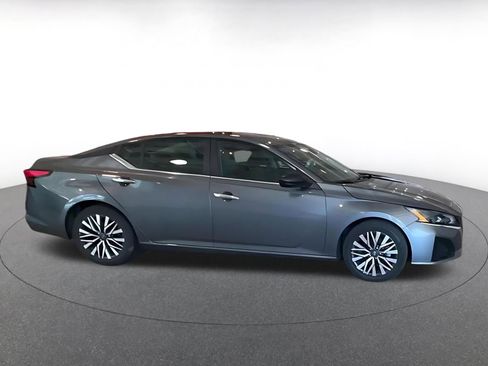 Used 2025 Nissan Altima 2.5 SV FWD image 14
