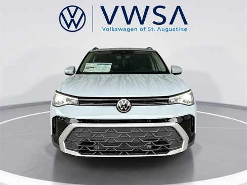 New 2026 Volkswagen Taos SE image 2