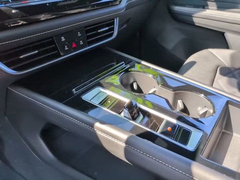 Used 2025 Volkswagen Atlas Cross Sport SE image 28