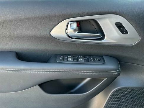 New 2026 Chrysler Pacifica Limited image 8