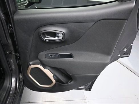 Used 2017 Jeep Renegade Latitude w/ Popular Equipment Group image 32