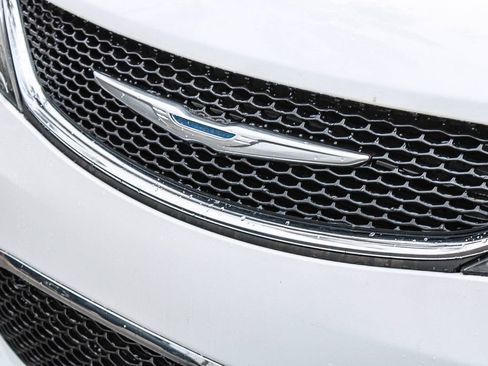 Used 2018 Chrysler Pacifica Touring-L w/ Tire & Wheel Group FWD image 9