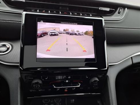 Used 2025 Jeep Grand Cherokee Altitude AWD/4WD image 15