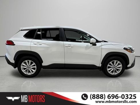 Used 2024 Toyota Corolla Cross LE AWD/4WD image 3