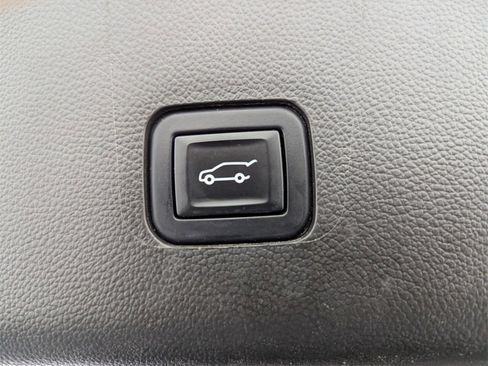 Used 2022 Chevrolet Traverse LT image 19