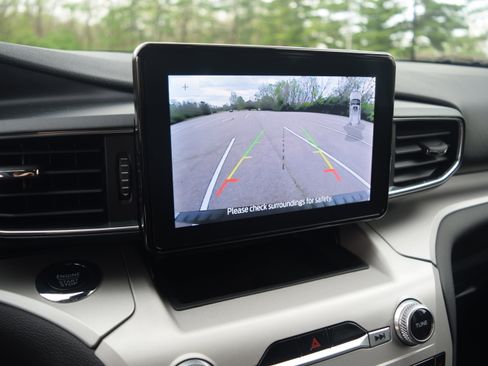 Used 2023 Ford Explorer XLT w/ Equipment Group 202A image 10