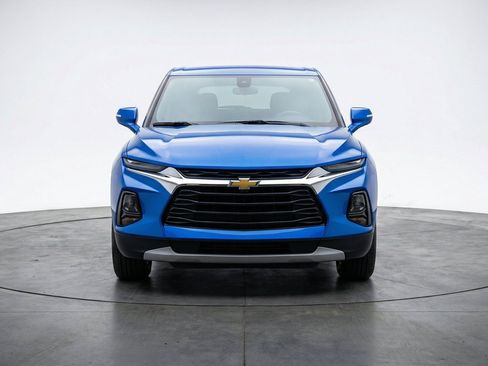 Used 2025 Chevrolet Blazer LT FWD image 2