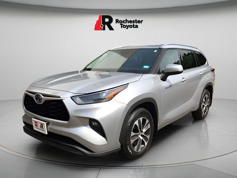 Used 2021 Toyota Highlander XLE AWD/4WD image 3