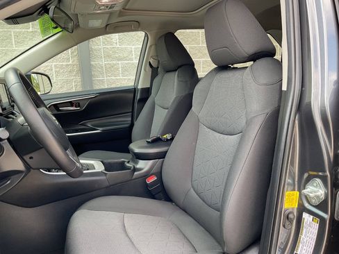 Used 2022 Toyota RAV4 XLE w/ Convenience Package AWD/4WD image 15