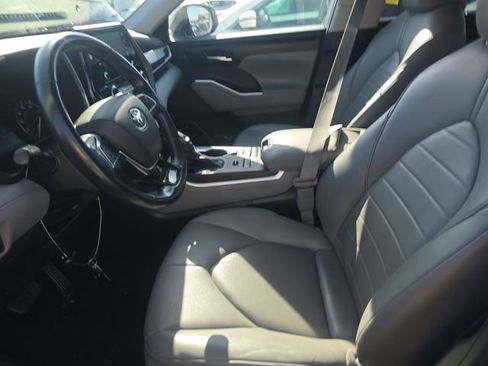 Used 2021 Toyota Highlander XLE image 7