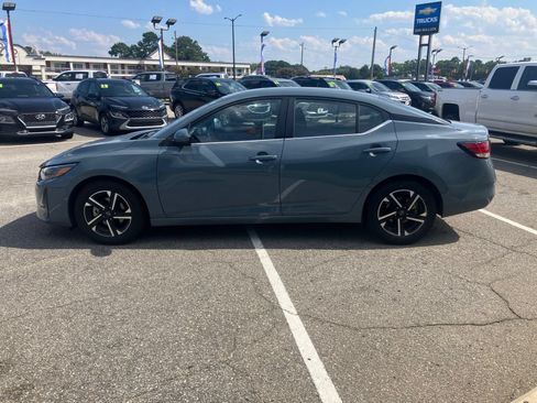 Used 2025 Nissan Sentra SV FWD image 8