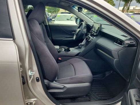 Used 2021 Toyota Venza LE AWD/4WD image 8
